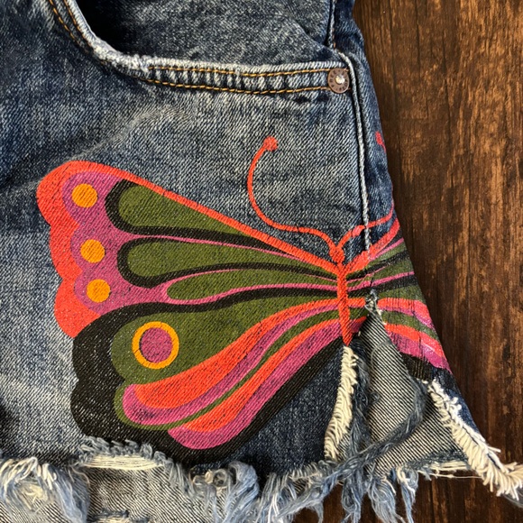 We The Free People Fields Of Sun Painted Butterfly Cutoff Jean Shorts Women’s 24 - Picture 6 of 6